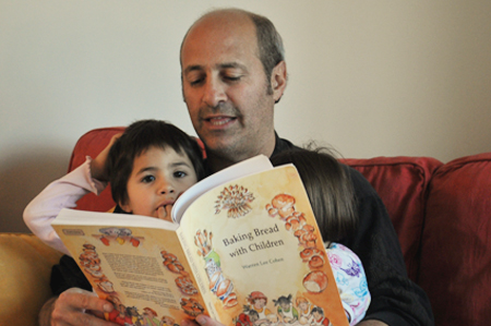 papa reads the story of the gingerbread men