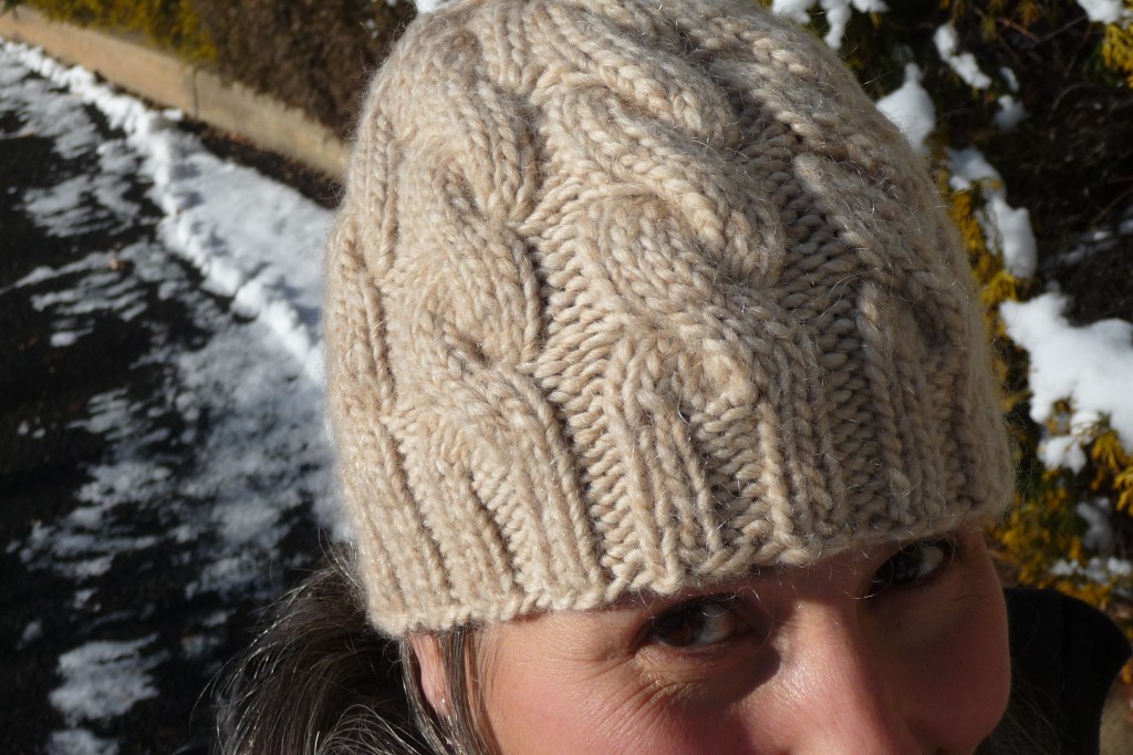 Close cables hat